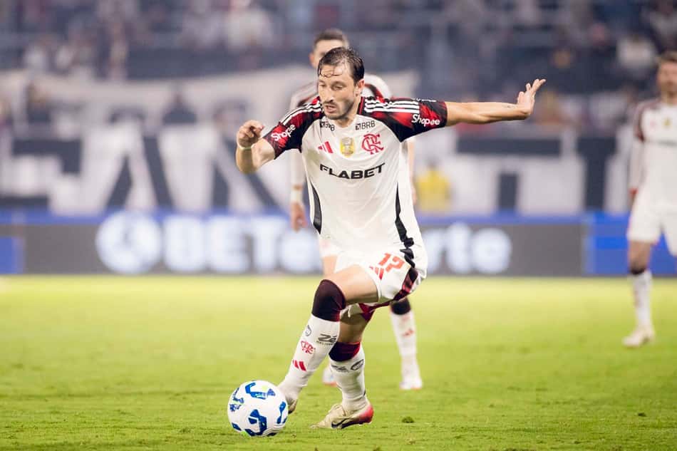 Matías Viña conduz Flamengo ao ataque em jogo contra o Bragantino (Foto: Adriano Fontes / Flamengo)