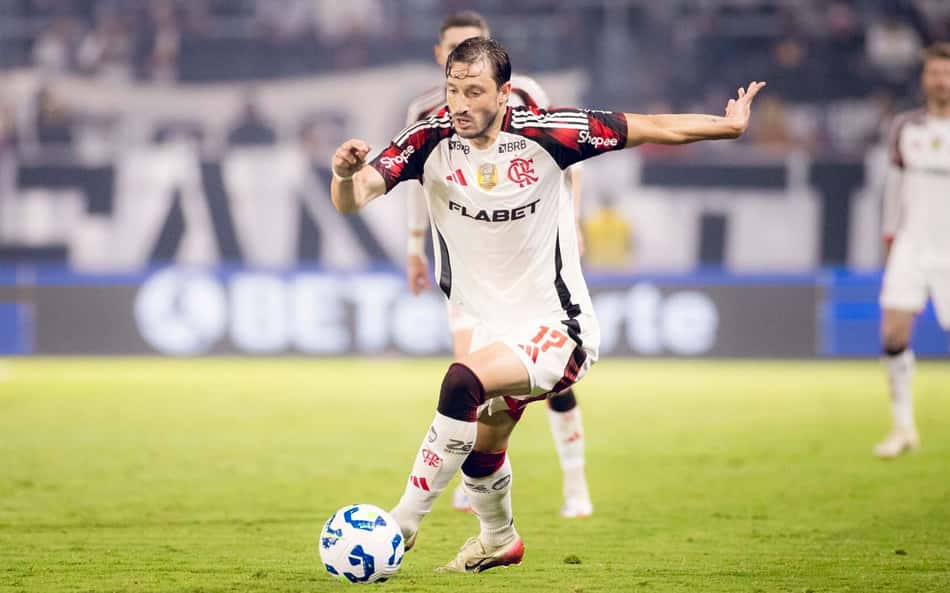 Matías Viña conduz Flamengo ao ataque em jogo contra o Bragantino (Foto: Adriano Fontes / Flamengo)