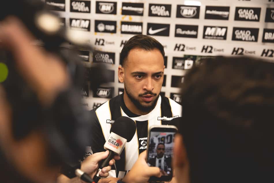 Maycon zona mista de apresentação (Foto: Pedro Souza / Atlético)