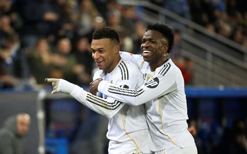 Mbappé e Vini Jr comemoram gol do Real Madrid contra o Alavés