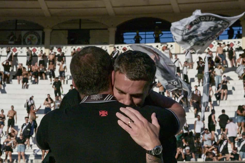 Pablo Vegetti recebe homenagem do Vasco no gramado de São Januário