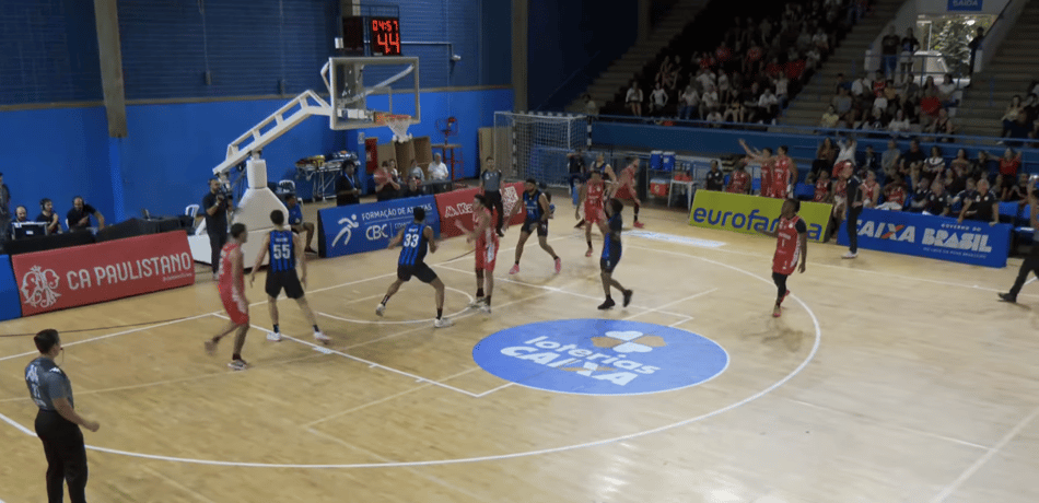 Pinheiros e Paulistano se enfrentaram na Copa Super 8, em São Paulo (Foto: Reprodução/NBB)