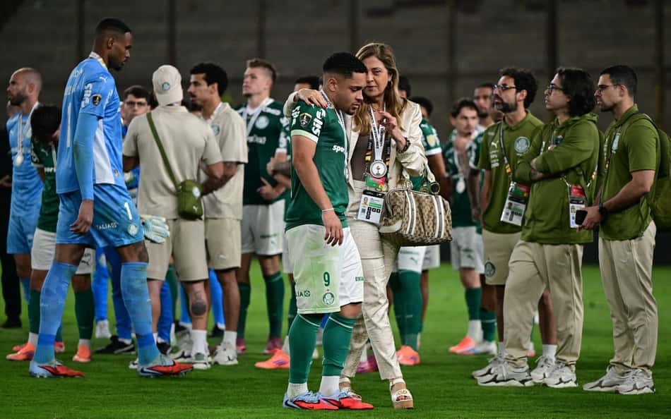 Leila Pereira, presidente do Palmeiras, consola Vitor Roque após perder título da Libertadores para o Flamengo
