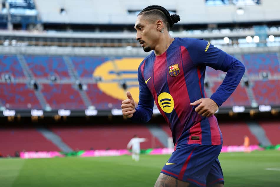 Raphinha em ação no duelo entre Barcelona e Real Oviedo, por La Liga (Foto: Josep LAGO / AFP)