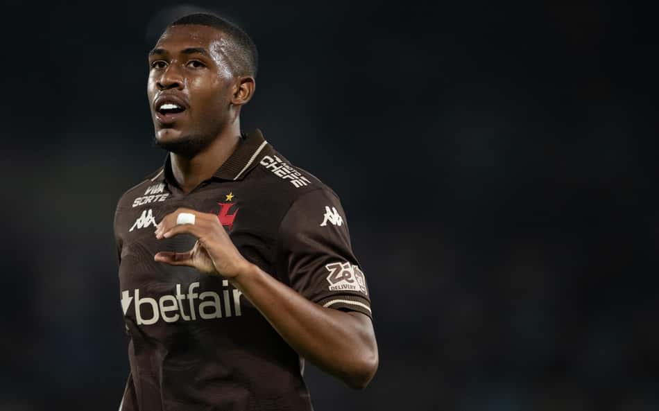 Rayan jogador do Vasco comemora seu gol durante partida contra o Fluminense