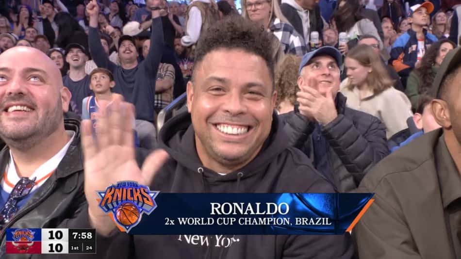 Ronaldo Fenômeno é homenageado no telão durante a partida entre Knicks e Bulls (Foto: Reprodução/X)