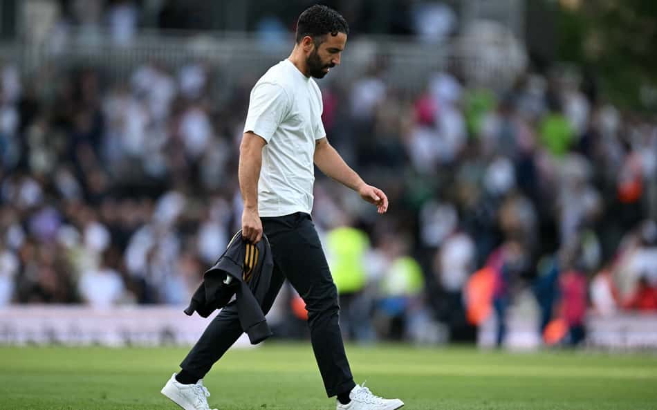 Rúben Amorim deixa campo de jogo entre Manchester United e Fulham de cabeça baixa
