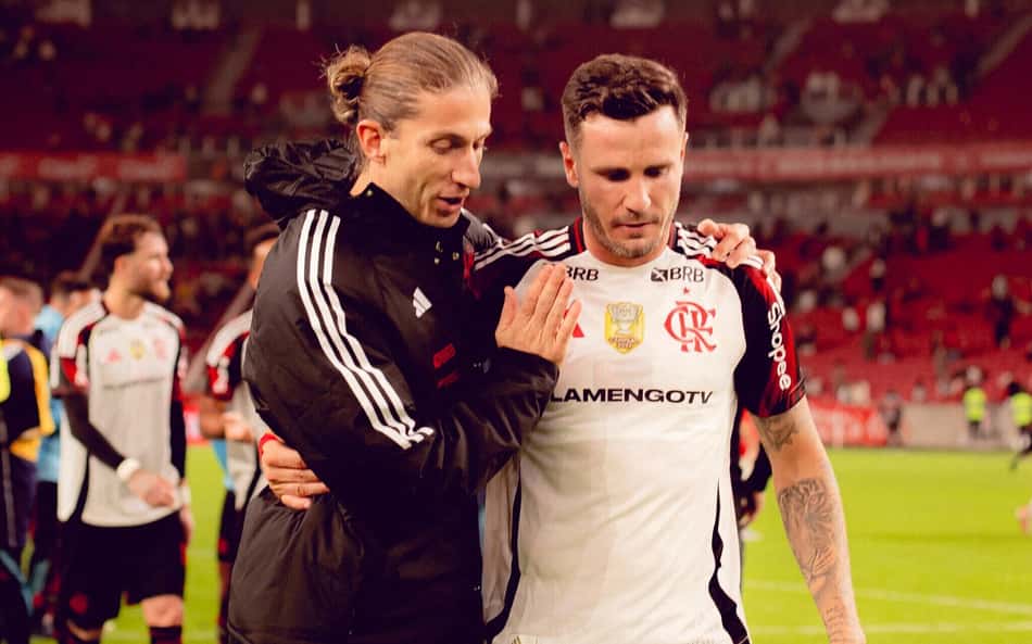 Saúl e Filipe Luís conversam no gramado do Beira-Rio após a vitória contra o Internacional, pela Libertadores (Foto: Reprodução Flickr/Clube de Regatas do Flamengo)