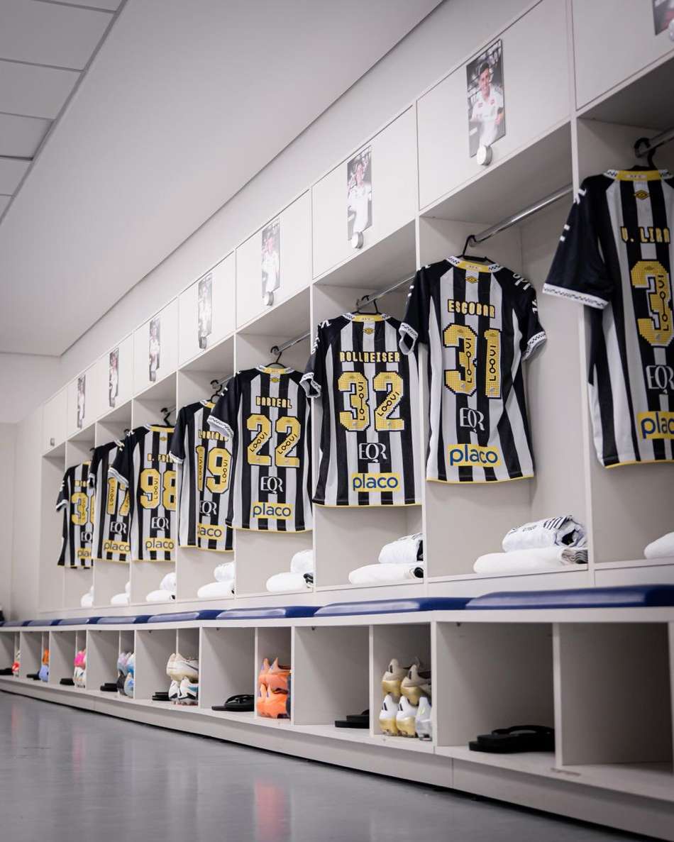 Camisa do Santos no vestiário de visitante da Arena Barueri. (Foto: Divulgação/ Santos FC)