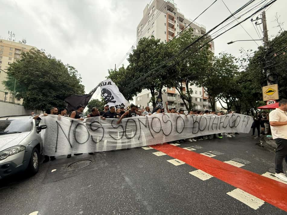 Torcedores do Botafogo protestam contra John Textor (Foto: Leonardo Bessa/ Lance!)