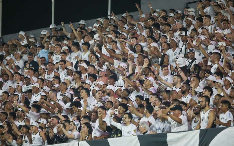 Torcida do Santos comemora o gol sobre o Novorizontino