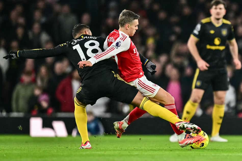 Trossard e Casemiro disputam bola no clássico entre Arsenal e Manchester United