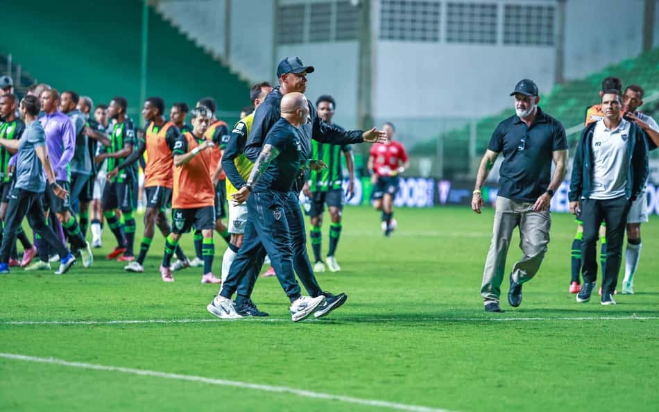Confusão entre os treinadores: discussão entre Sampaoli e Valentim provoca tumulto em América x Atlético