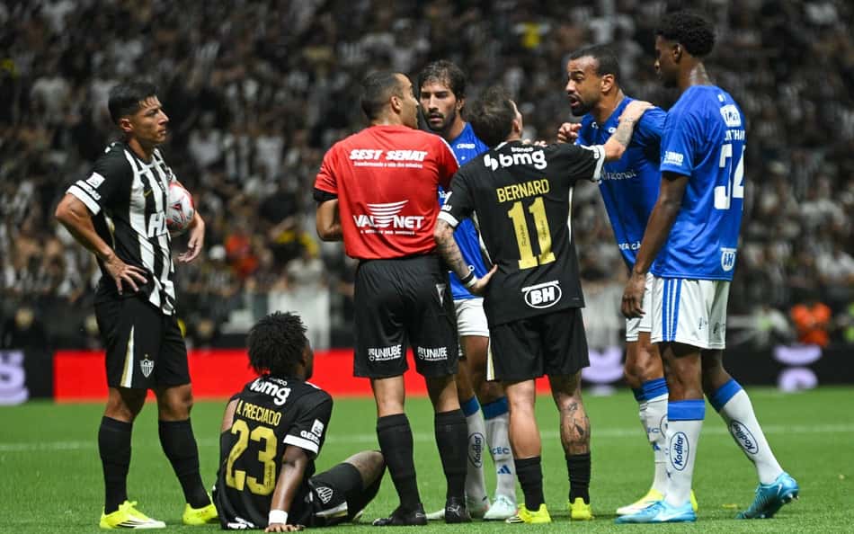 Pênalti? Lance polêmico revolta jogadores do Atlético-MG no clássico contra o Cruzeiro