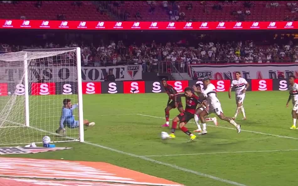 Após polêmica de arbitragem, Arrascaeta pede análise do lance nas redes sociais