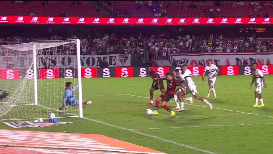 Disputa entre Alan Franco, do São Paulo, e Arrascaeta, do Flamengo, analisada pelo VAR (Foto: Reprodução/CBF)