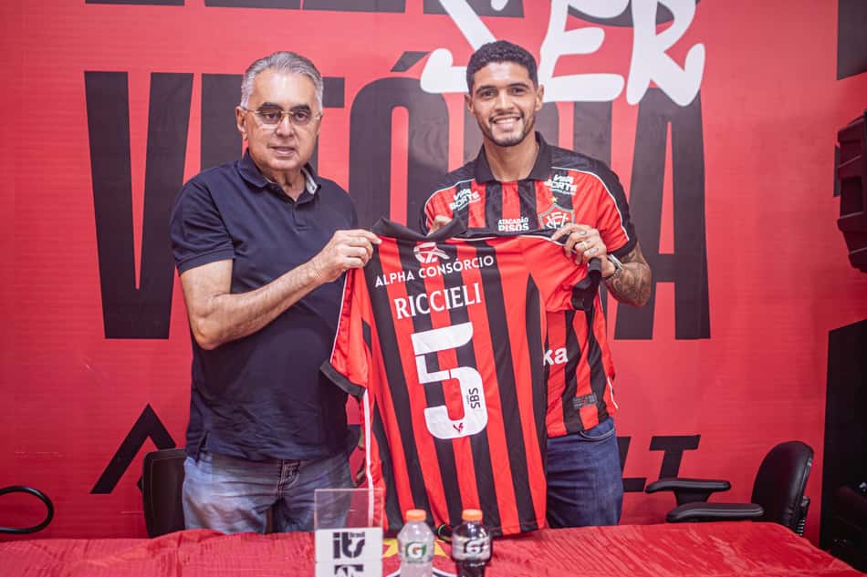Sérgio Papellin apresenta Riccieli, novo reforço do Vitória (Foto: Victor Ferreira / EC Vitória)