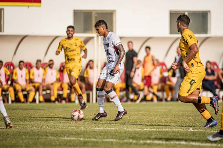 Pablo em ação contra o Porto (Foto: Victor Ferreira / EC Vitória)