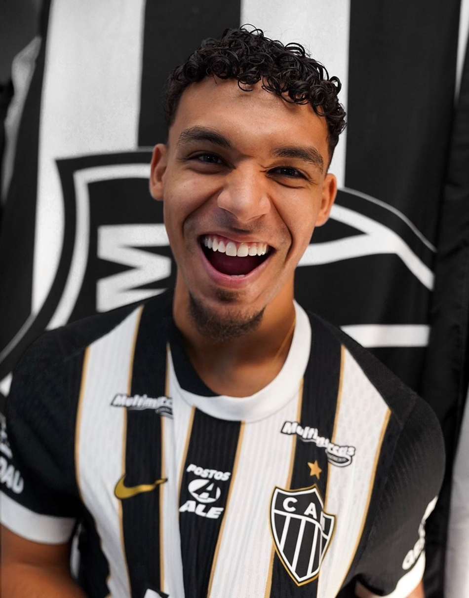Atlético-MG anuncia oficialmente o volante Victor Hugo