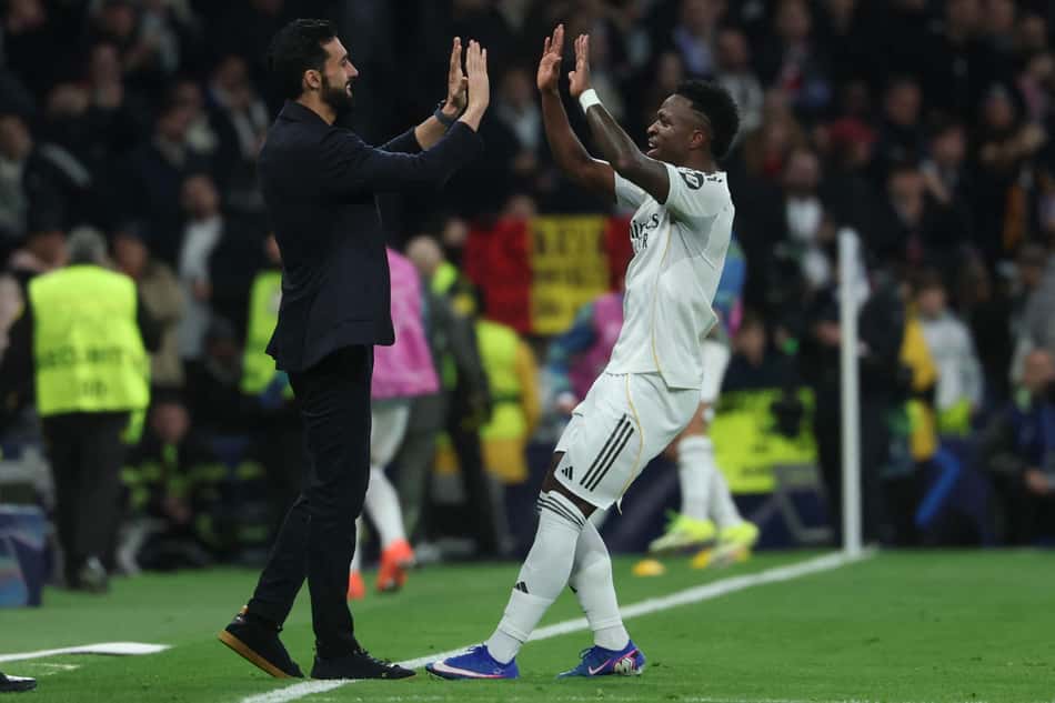 Álvaro Arbeloa cumprimenta Vini Jr em jogo do Real Madrid pela Champions League (Foto: Pierre-Philippe MARCOU / AFP)