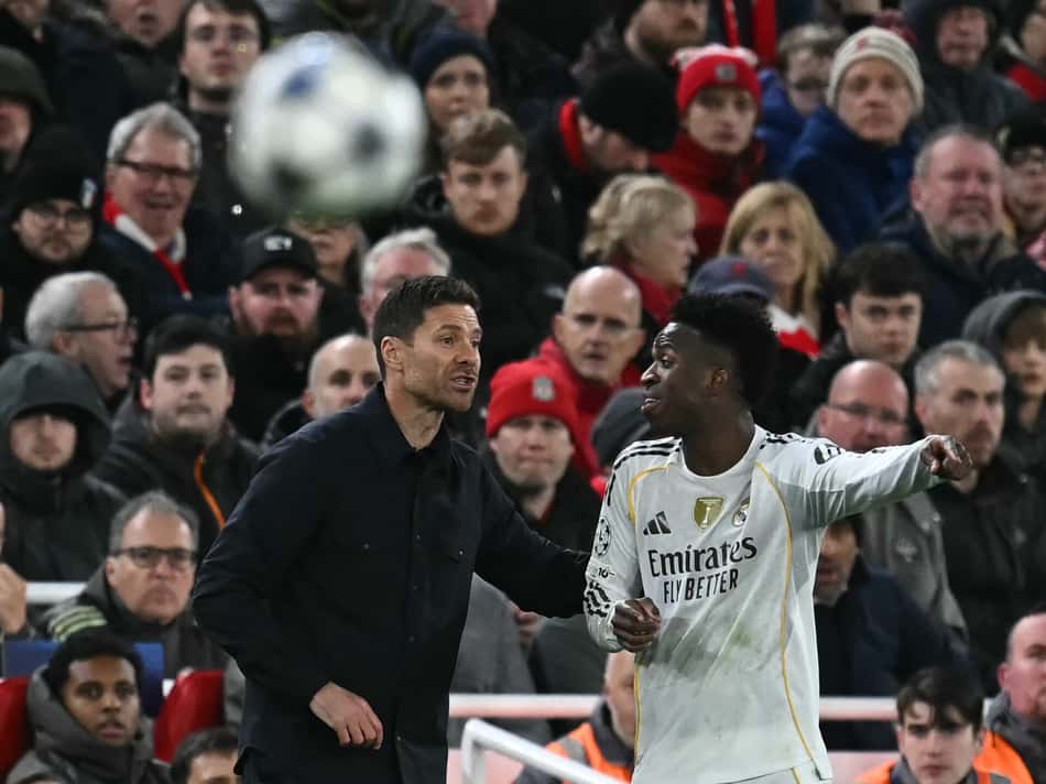 Vini Jr conversa com Xabi Alonso durante jogo entre Liverpool e Real Madrid, pela Champions League