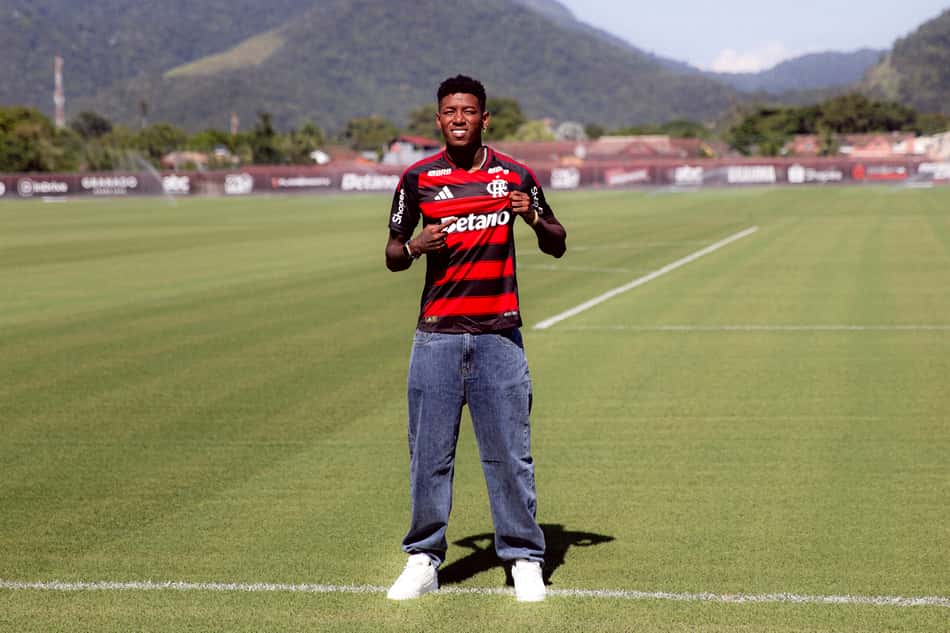 Vitão é apresentado no Flamengo