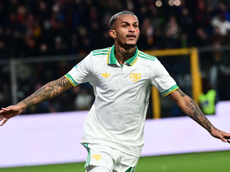 Wesley, improvisado na lateral esquerda, destacou-se na partida e foi eleito o melhor jogador em campo.