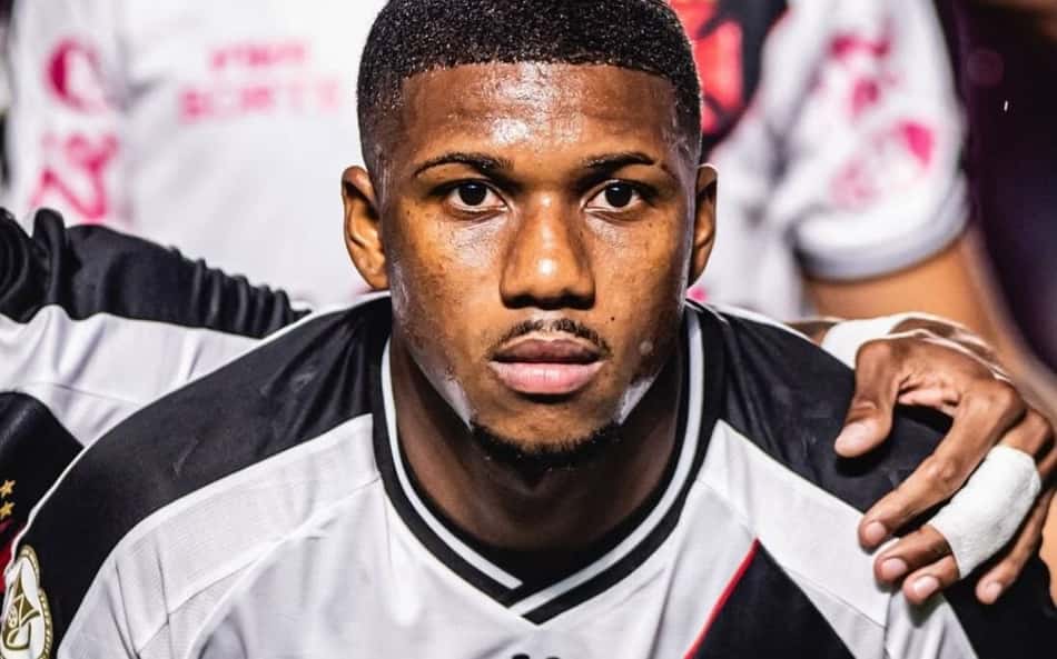 Vasco oficializa transferência de Leandrinho para clube árabe