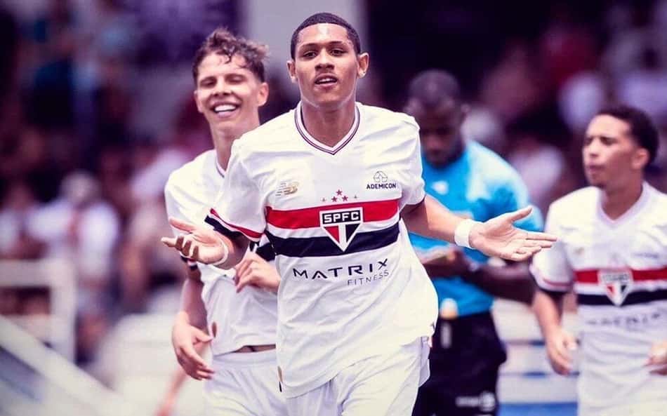 Com direito a gol olímpico, São Paulo bate Maruinense na estreia da Copinha; veja