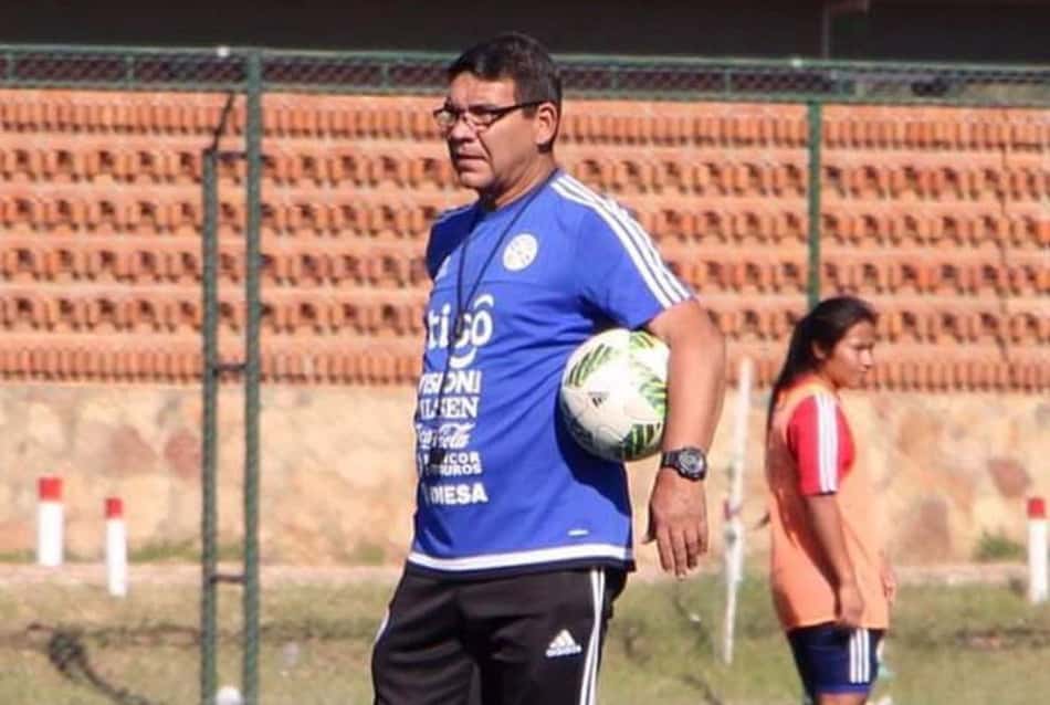 Nelson Basualdo durante treino da seleção paraguaia feminina sub-17. (Foto: reprodução/redes sociais)