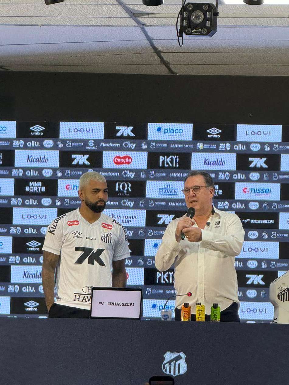 Gabigol ao lado de Marcelo Teixeira, na Vila Belmiro, (Foto: Juliana Yamaoka/ Lance!)