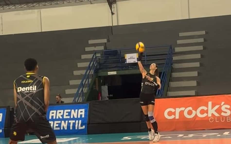 Carol Gattaz em treino do Praia Clube após lesão (Foto: Reprodução/ Instagram)