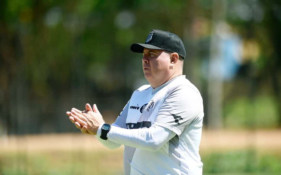 Marcelo Fernandes, técnico da Ponte Presta (Foto: Marcos Ribolli / Ponte Press)
