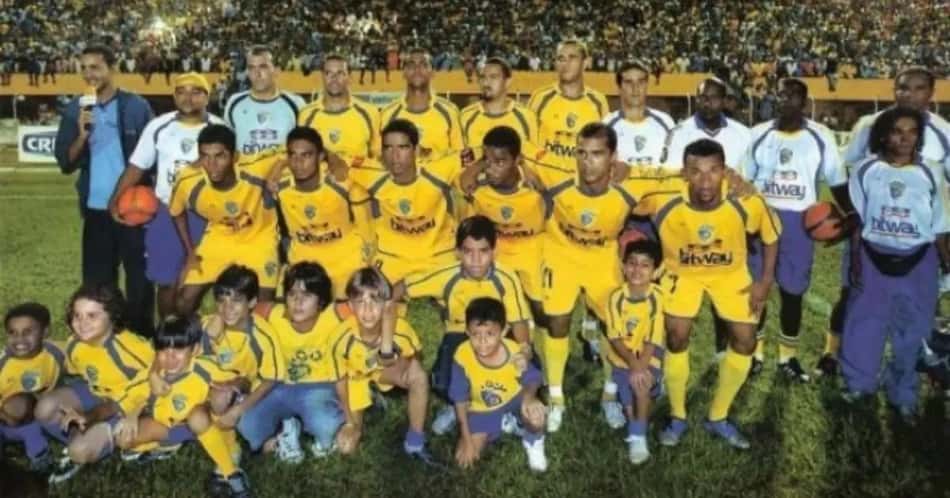 Colo-Colo levantou a taça de campeão da Bahia (Foto: Reprodução)