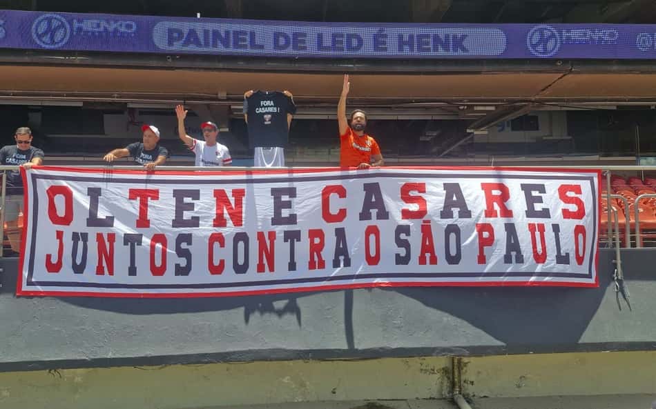 Em crise política, sócios do São Paulo protestam contra Casares e conselheiros no Morumbis