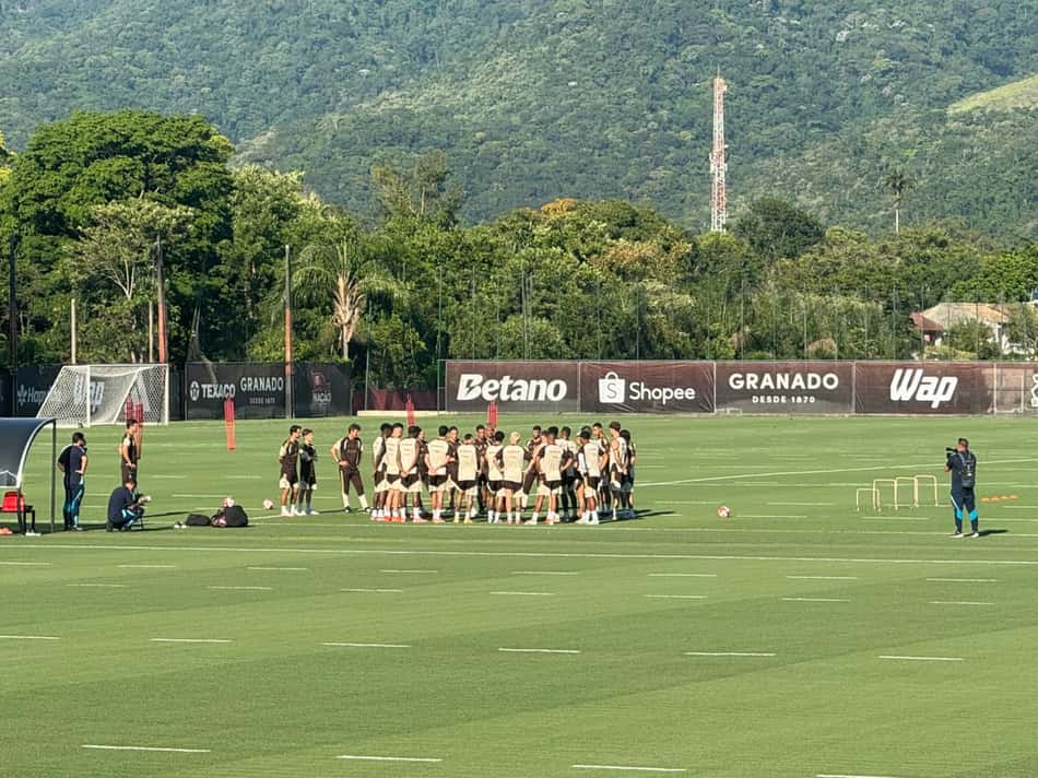 Jogadores do Flamengo se reapresentam no Ninho do Urubu (Foto: Sharon Prais)