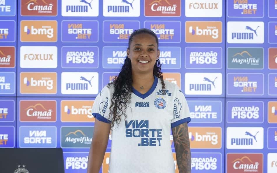Taty Sena veste a camisa do Bahia pela primeira vez (Foto: Rafael Rodrigues / EC Bahia)