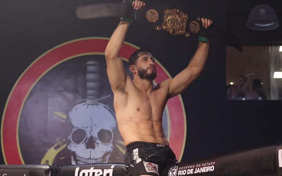 João Dantas manteve o cinturão do Jungle Fight (Foto: Hugo Elevaty Esportes)