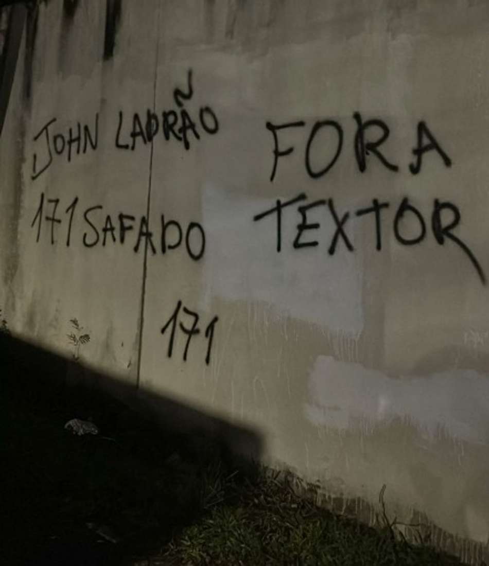 Muros do CT do Botafogo foram pichados (Foto: Reprodução/X)