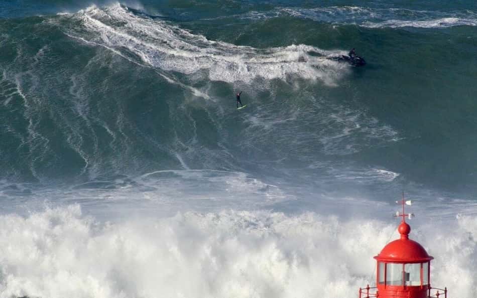 Brasileiro surfa onda gigante em meio à tempestade Ingrid, em Portugal