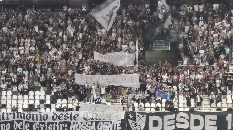 Torcedores do Botafogo protestando contra John Textor (Foto: Leonardo Bessa/Lance!)