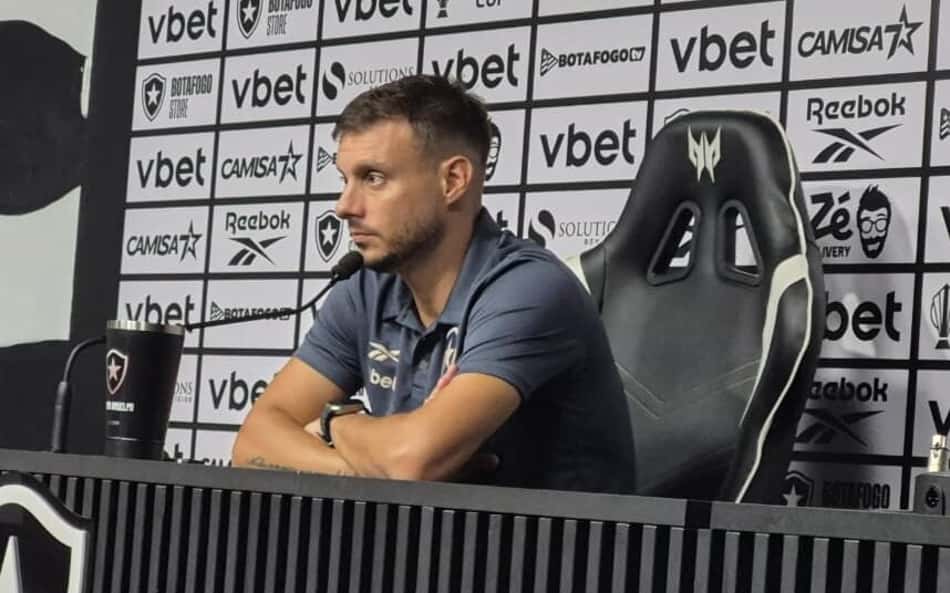 Anselmi em coletiva pelo Botafogo (Foto: Leonardo Bessa/ Lance!)