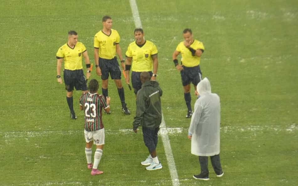 Fluminense x Flamengo é paralisado por temporal no Maracanã