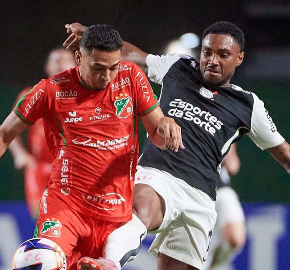 Disputa de bola entre jogadores de Corinthians e Velo Clube (Foto: Igor do Vale/Paulistão)