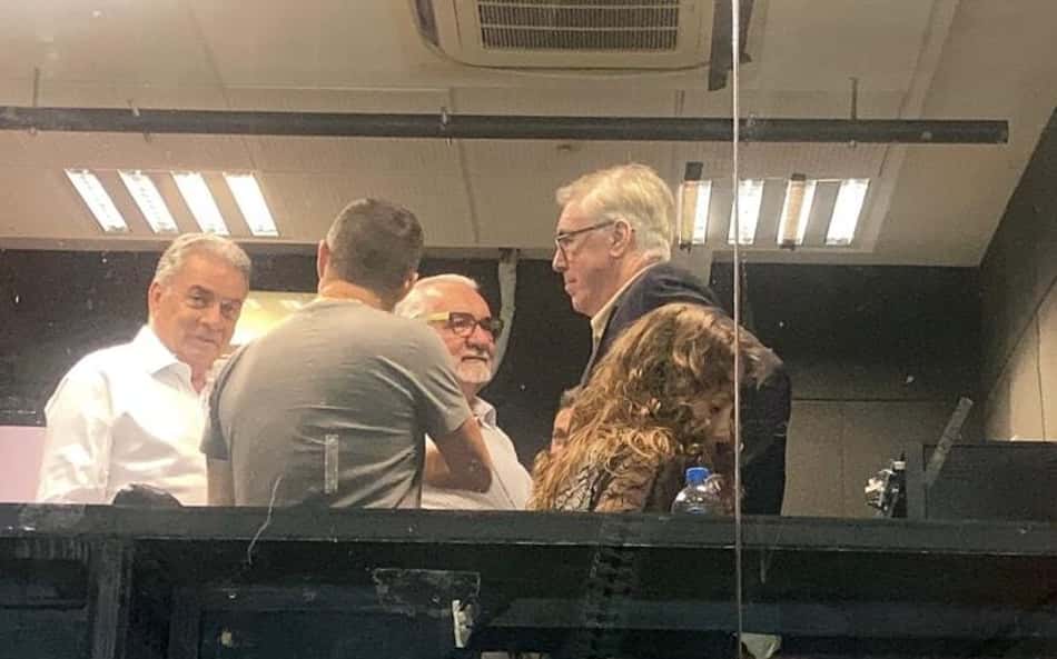 Carlo Ancelotti acompanha a partida entre Fluminense e Grêmio no Maracanã