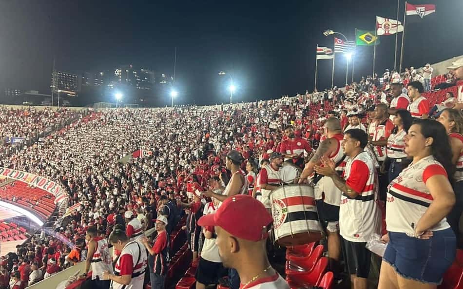 Torcida do São Paulo vai da impaciência à euforia com virada sobre o Flamengo