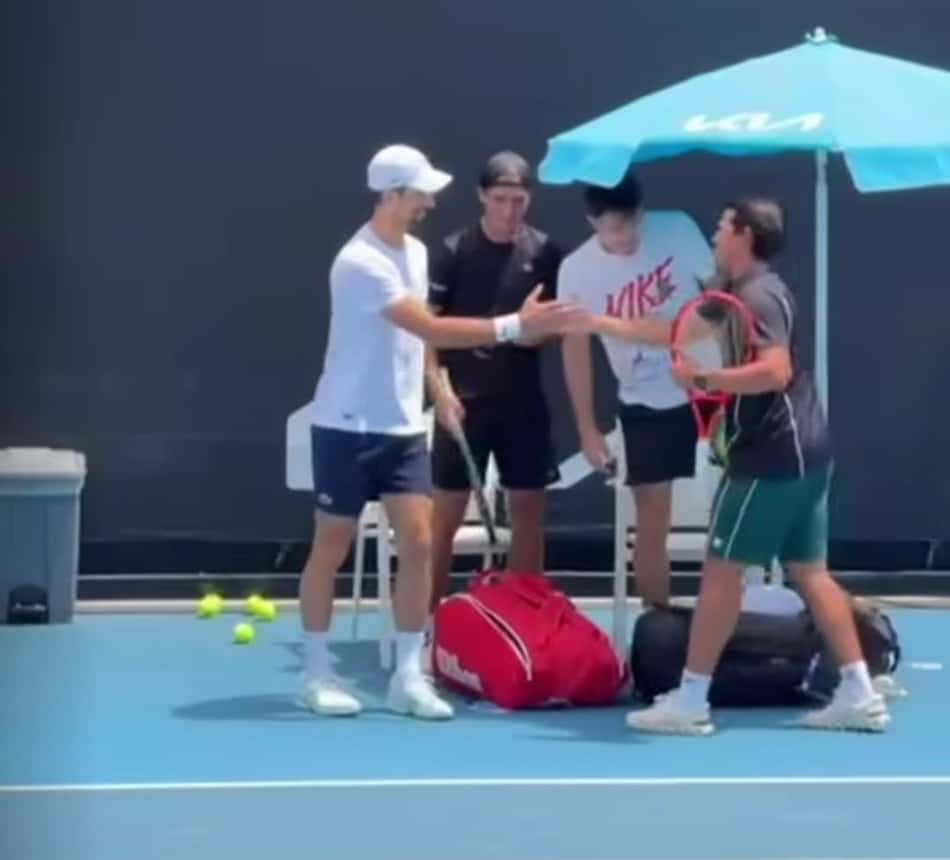 Novak Djokovic cumprimenta Bruno Savi, técnico de Leonardo Storck, no Australian Open (Divulgação)
