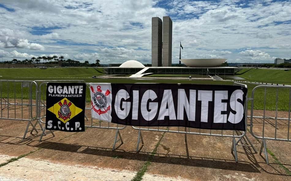 Torcida do Corinthians é maioria em Brasília antes de final contra o Flamengo; rubro-negros rebatem