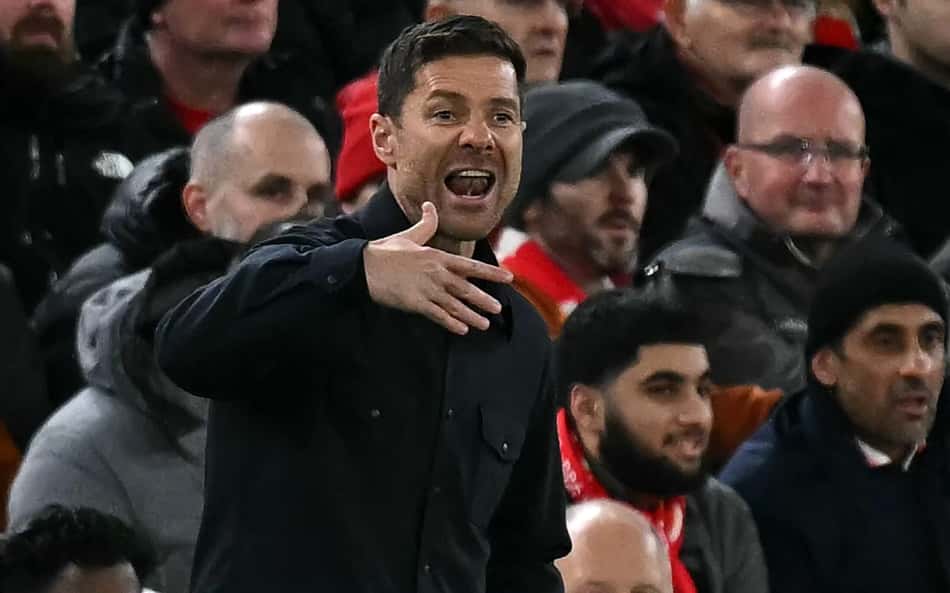 Xabi Alonso no comando do Real Madrid contra o Liverpool, na Champions League (Foto: Paul Ellis/AFP)