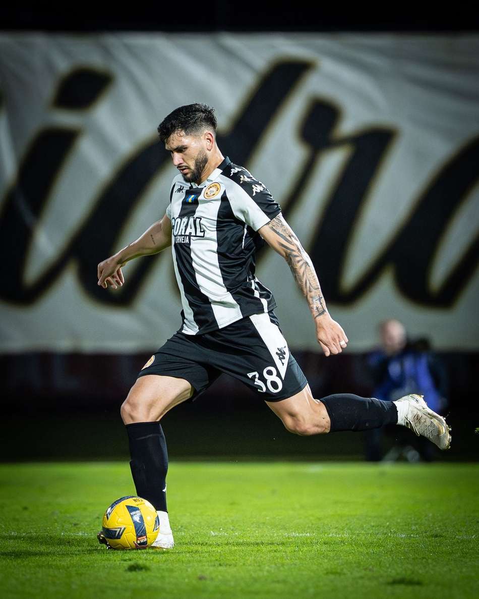 Zé Vitor em ação no Nacional, de Portugal (Foto: Salvador Gomes)